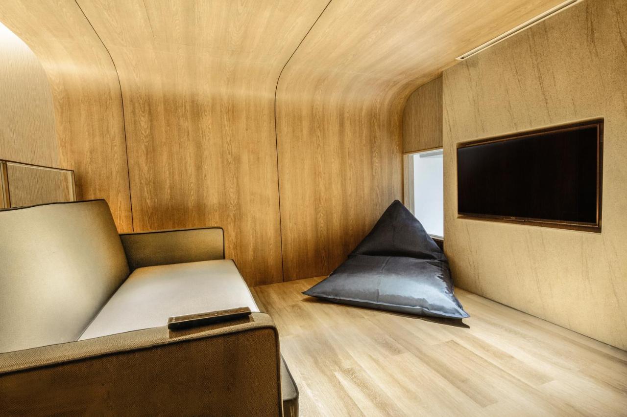 Hotel The Botanica Sanctuary Puncak Exterior foto Interior of a capsule hotel
