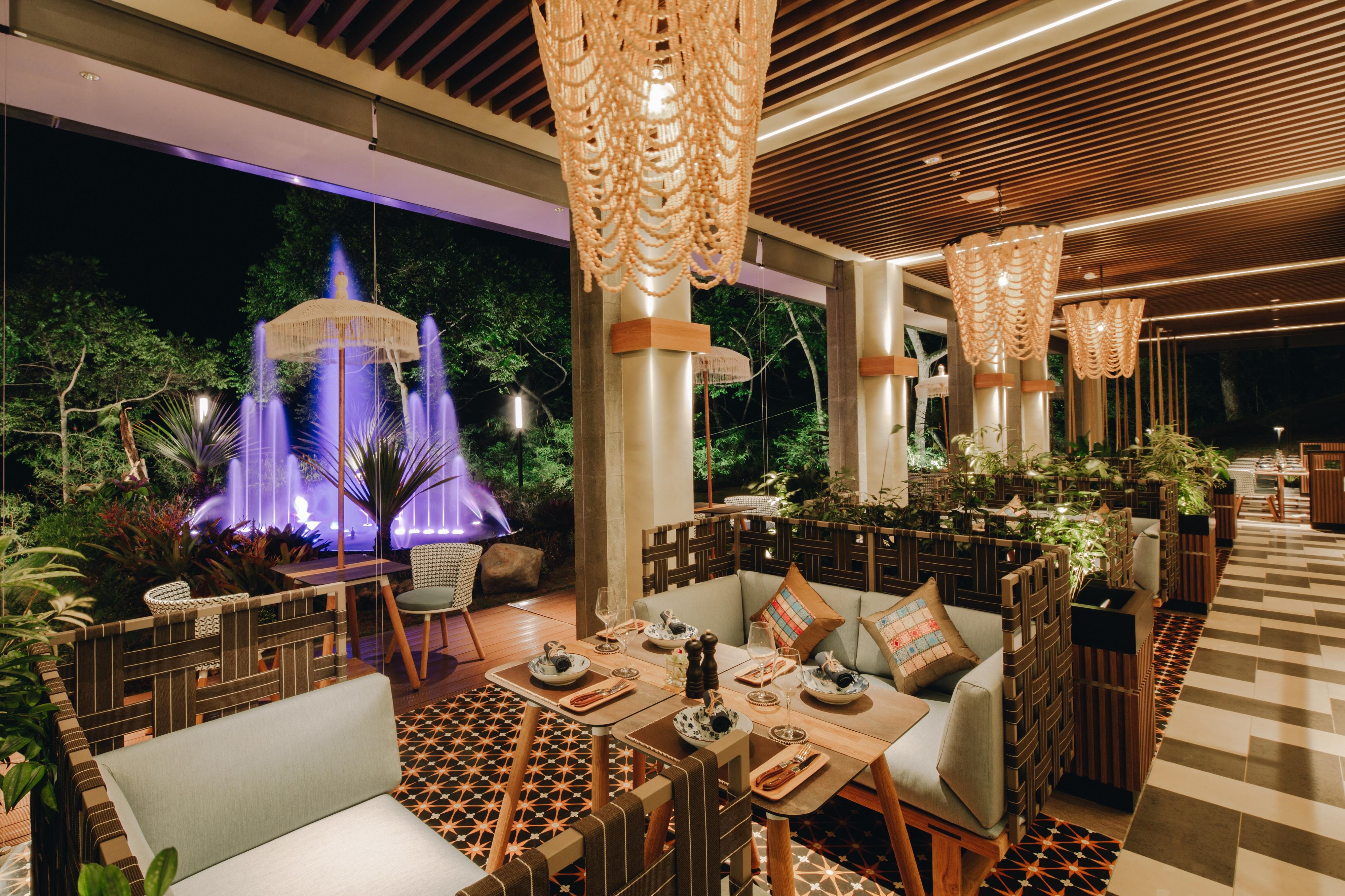 Hotel The Botanica Sanctuary Puncak Exterior foto The restaurant at the hotel