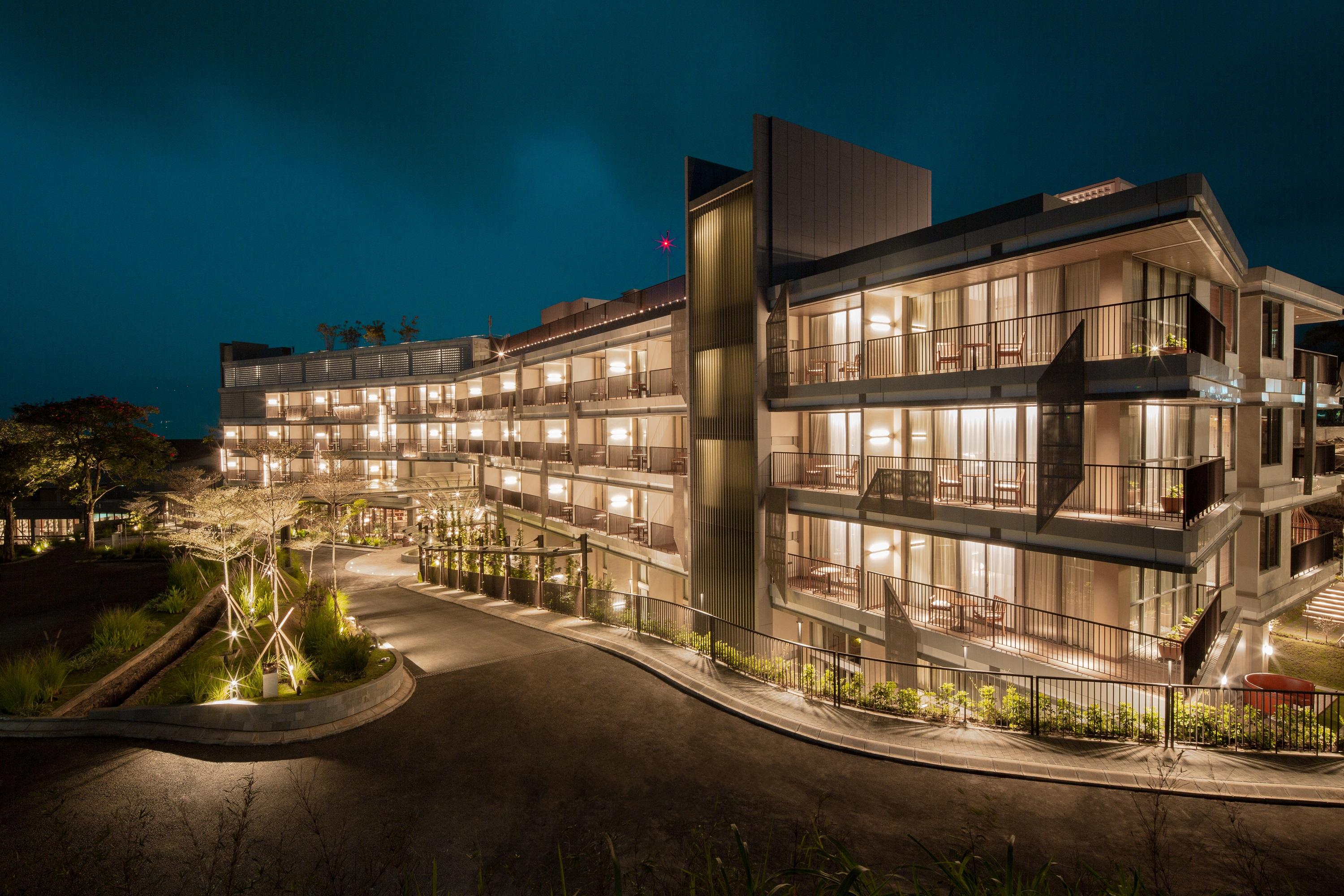 Hotel The Botanica Sanctuary Puncak Exterior foto The hotel at night