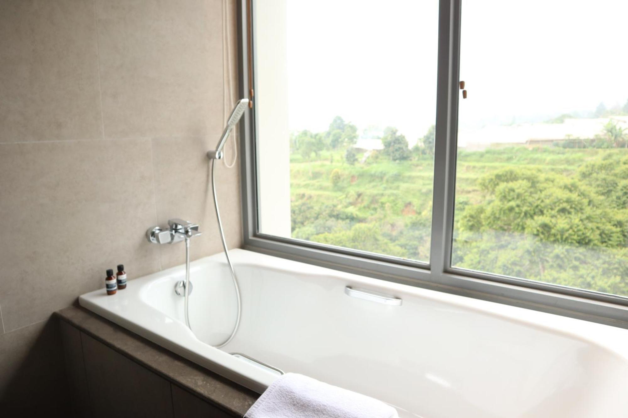 Hotel The Botanica Sanctuary Puncak Zimmer foto A bathtub