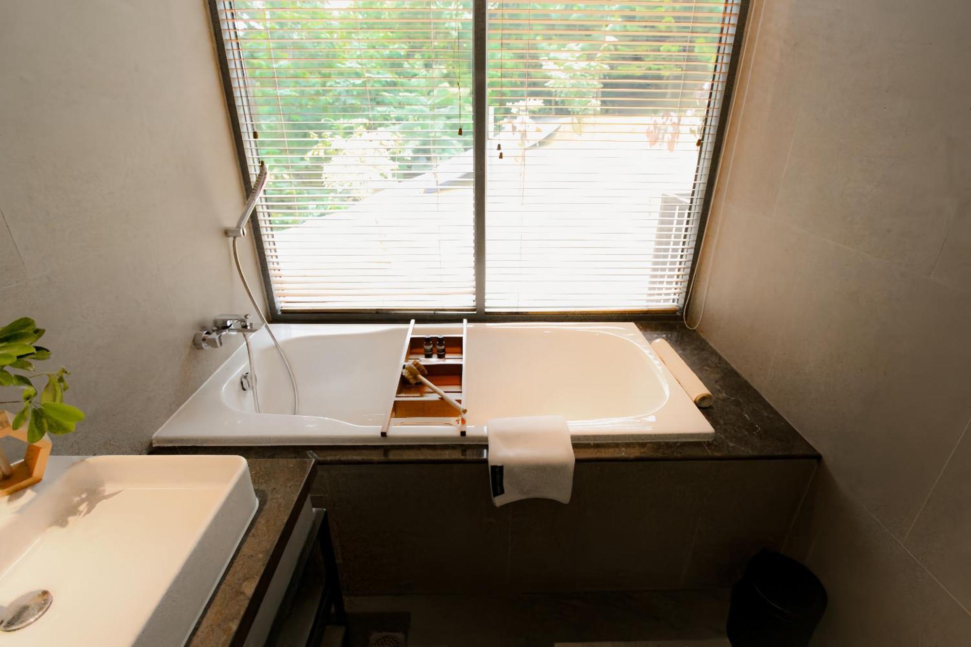 Hotel The Botanica Sanctuary Puncak Zimmer foto A bathtub