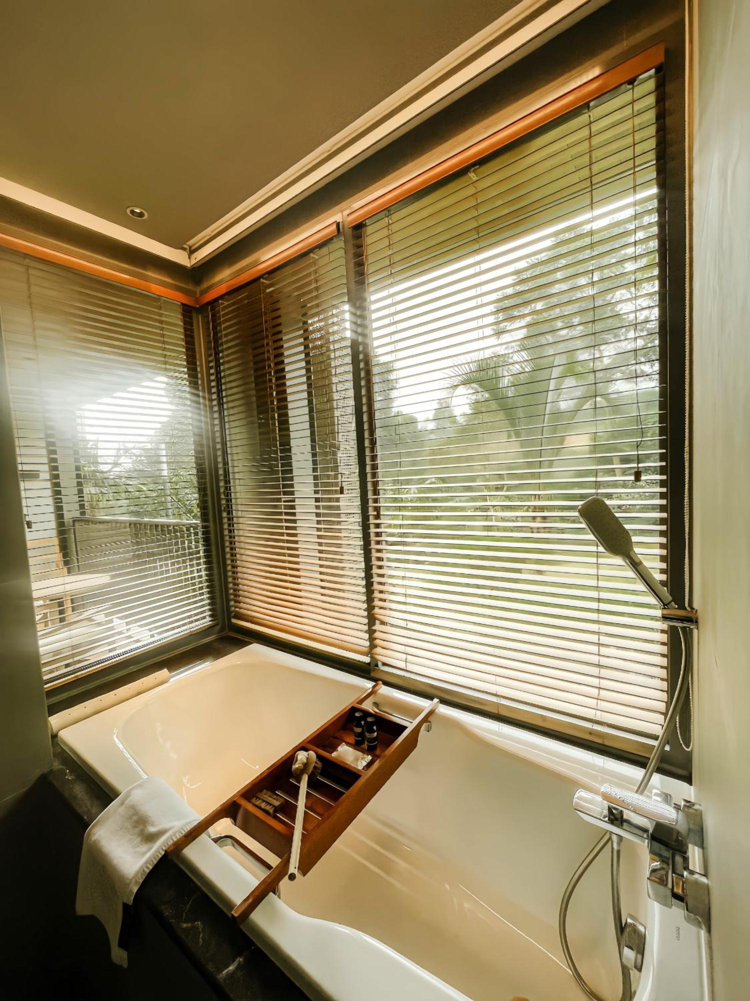 Hotel The Botanica Sanctuary Puncak Zimmer foto Venetian blinds