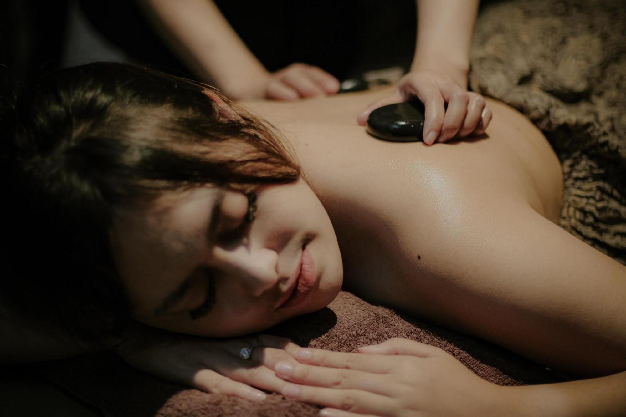Hotel The Botanica Sanctuary Puncak Exterior foto Hot stone massage