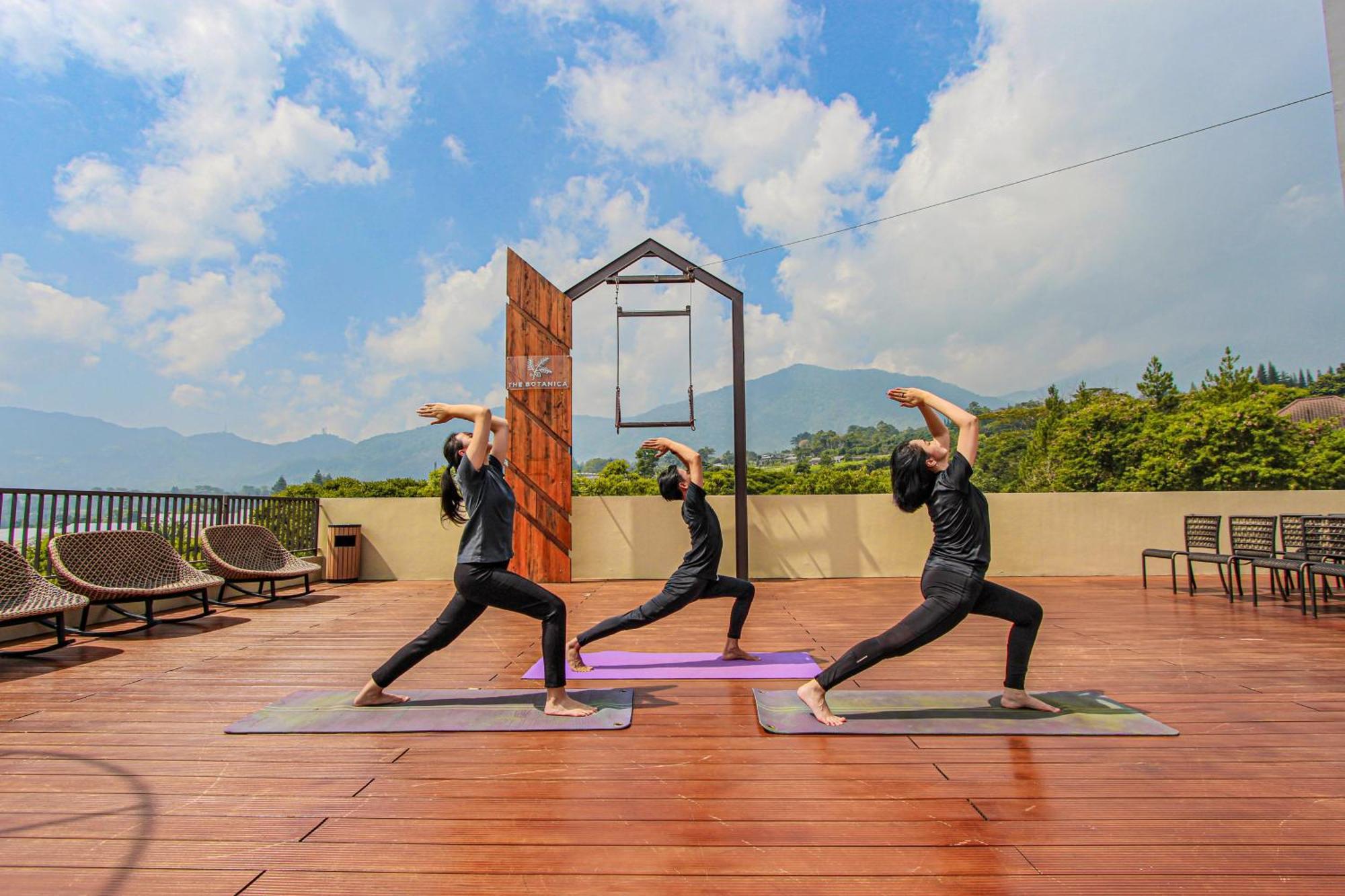 Hotel The Botanica Sanctuary Puncak Exterior foto The Yoga Deck
