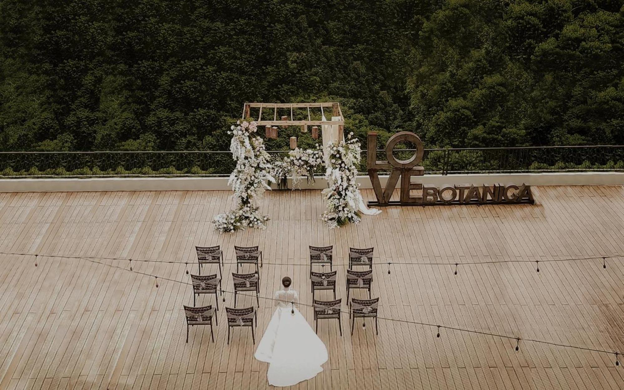 Hotel The Botanica Sanctuary Puncak Exterior foto Wedding ceremony at the top of the observation tower