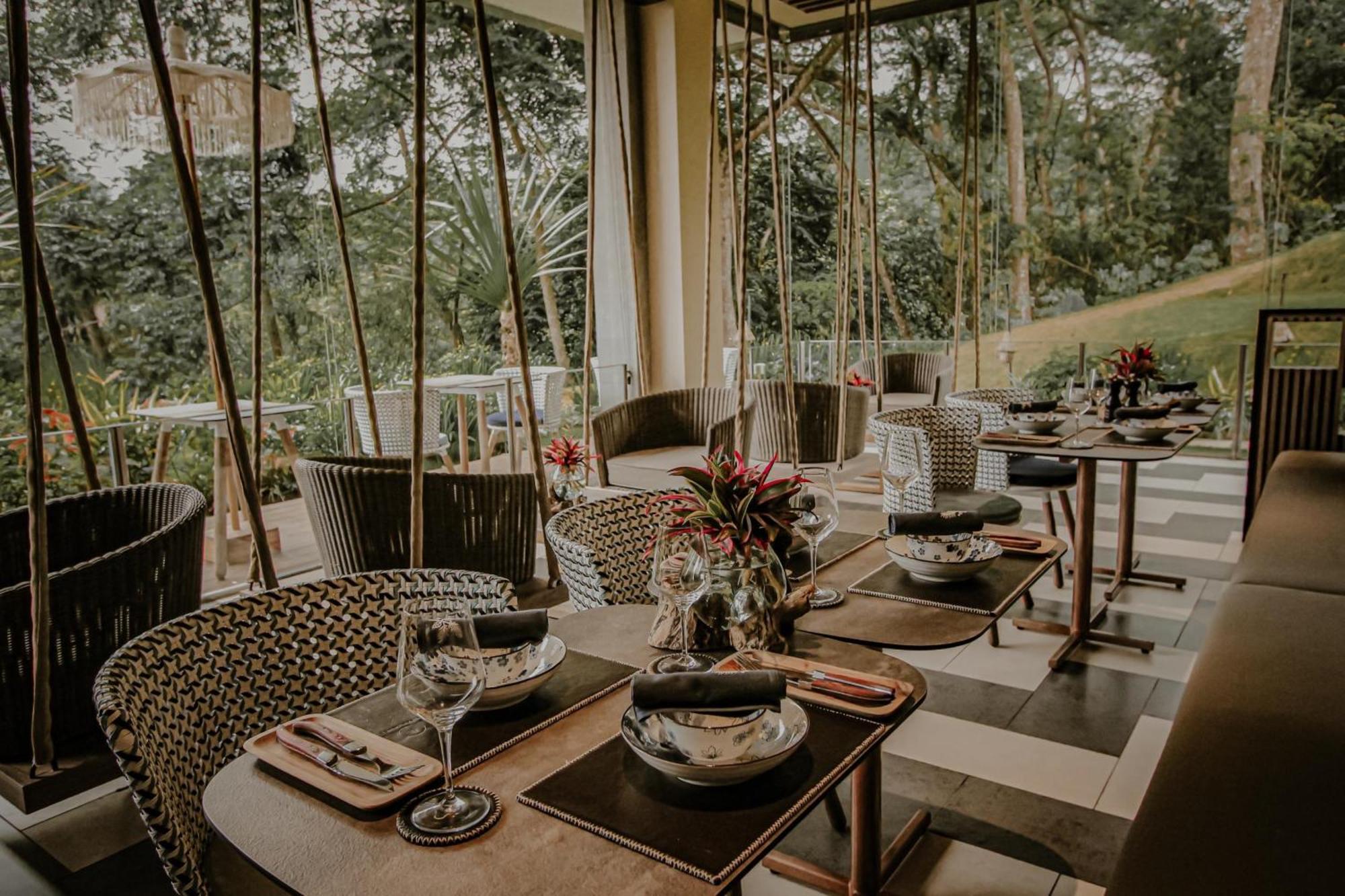 Hotel The Botanica Sanctuary Puncak Exterior foto The interior of the restaurant
